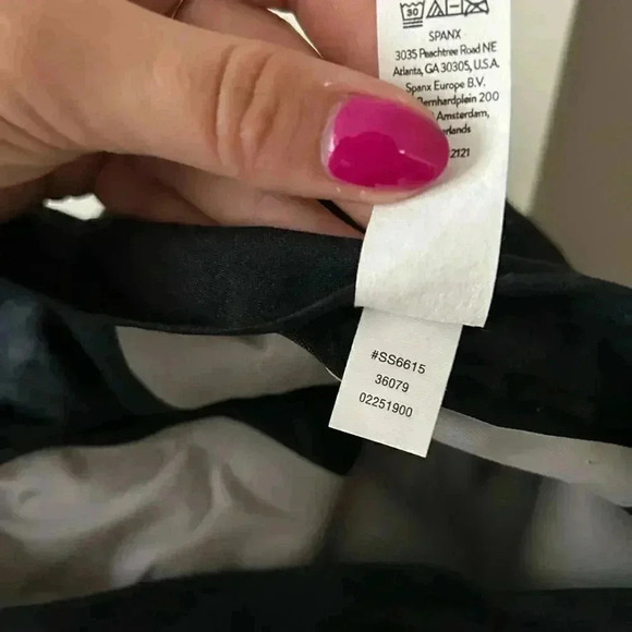 NWOT Spanx OnCore Mid-Thigh Short - S - Picture 6 of 9